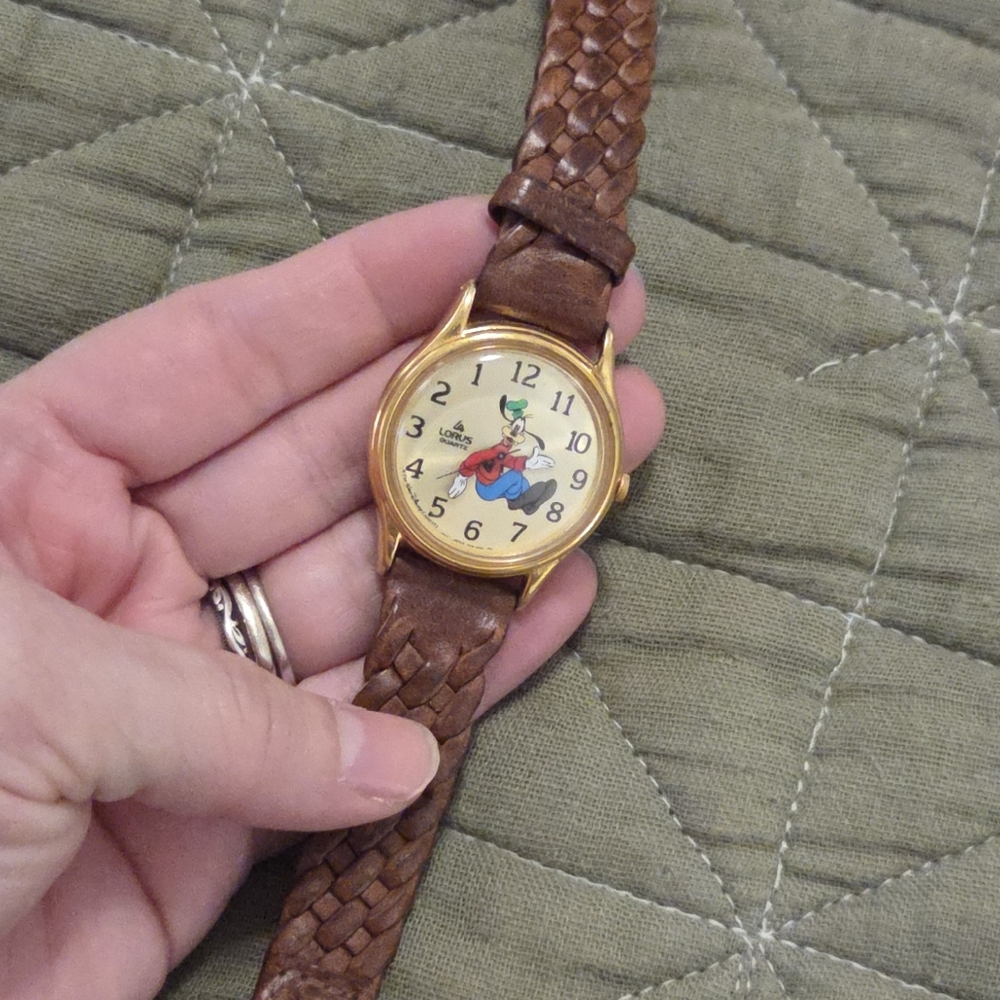 Vintage GOOFY Disney Watch With Leather Band